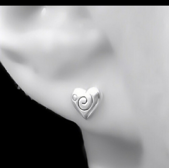 🌷gone 6-3! Last 1! silver studs🌷 - Picture 3 of 3